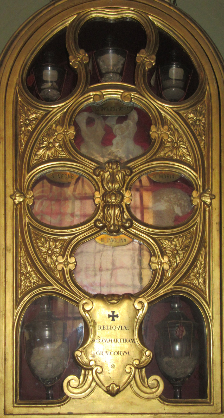 Reliquien von Hippolytus, Adrias, Paulina, Neon von Rom und Maria, in der Kirche Sant'Agata dei Goti in Rom